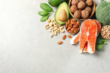 Doğal gıda yüksek protein ve gri arka plan, üstten görünüm üzerinde metin alan kümesi