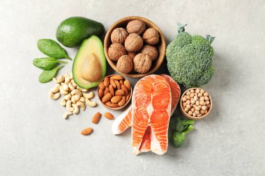 Doğal gıda protein yüksek, gri arka plan üzerinde en iyi görünümü ayarla