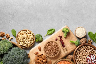 Doğal gıda yüksek protein ve gri arka plan, üstten görünüm üzerinde metin alan kümesi