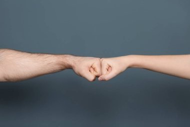 Genç adam ve kadın yumruk çarpmak yapma arka planını renklendirin