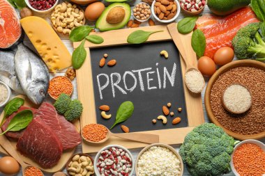 Doğal gıda, üstten görünüm arasında yazılı kelime Protein ile kara tahta