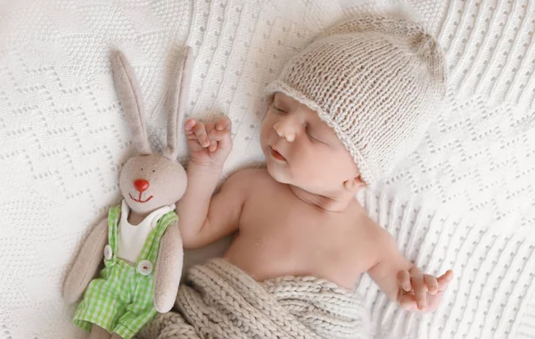 Bebê Recém Nascido Adorável Com Coelho Brinquedo Deitado Cama — Fotografia de Stock