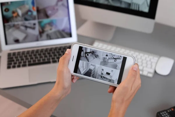 Guardia Sicurezza Femminile Monitoraggio Telecamere Domestiche Utilizzando Smartphone All Interno — Foto Stock