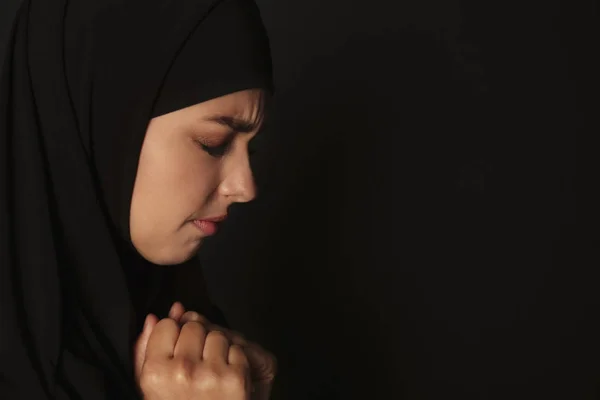 Porträtt Sorgliga Muslimsk Kvinna Hijab Mörk Bakgrund Utrymme För Text — Stockfoto