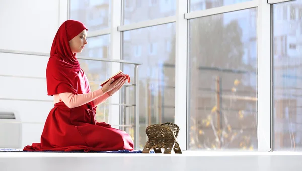 Mulher Muçulmana Hijab Lendo Alcorão Dentro Casa Espaço Para Texto — Fotografia de Stock