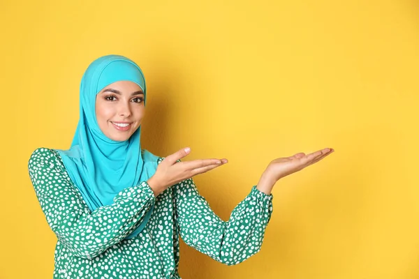 Porträt Einer Jungen Muslimischen Frau Hijab Vor Farbigem Hintergrund Raum — Stockfoto