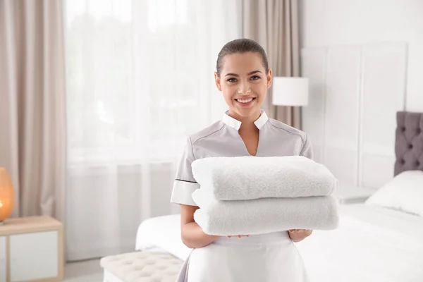 Νεαρή Καμαριέρα Καθαρές Πετσέτες Στο Υπνοδωμάτιο — Φωτογραφία Αρχείου