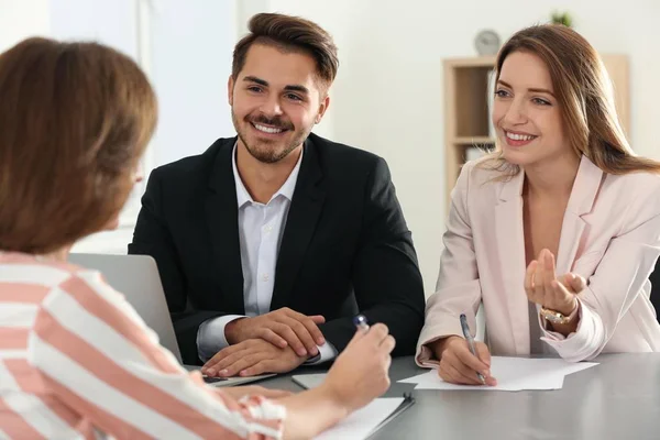 Geleidende Sollicitatiegesprek Van Commissie Van Menselijke Hulpbronnen Met Aanvrager Kantoor — Stockfoto