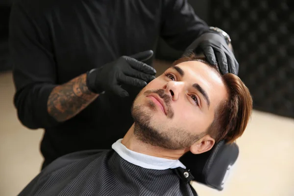 Jovem Visitar Barbearia Serviço Barbear Profissional — Fotografia de Stock