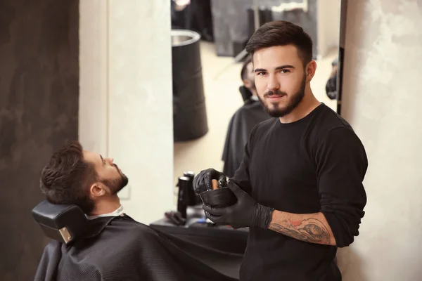 Cabeleireiro Profissional Com Espuma Barbear Perto Cliente Barbearia — Fotografia de Stock