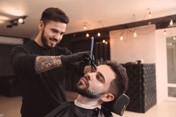 Cabeleireiro Profissional Cliente Barbear Com Navalha Reta Barbearia — Fotografia de Stock