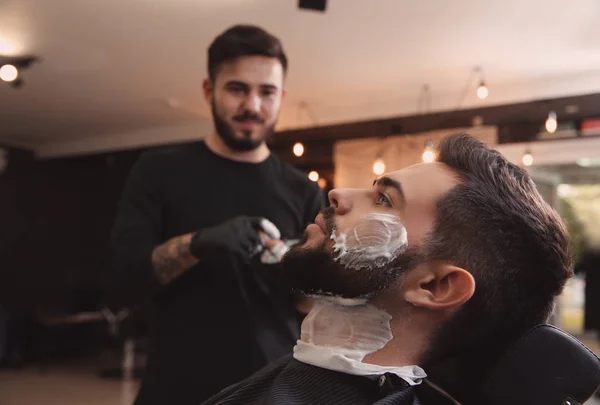 Jovem Com Espuma Barbear Rosto Barbearia Serviço Profissional — Fotografia de Stock