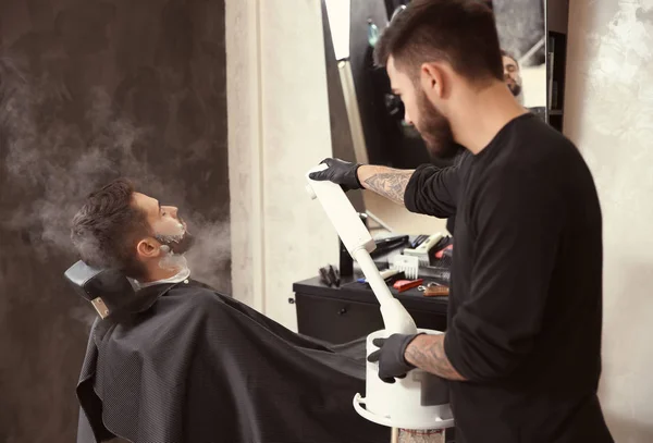 Praca Klientem Barbershop Fryzjer Usługi Profesjonalne Golenie — Zdjęcie stockowe