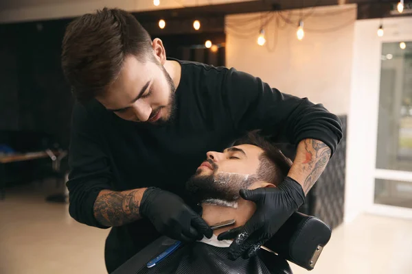 Professional Hairdresser Shaving Client Straight Razor Barbershop — Stock Photo, Image