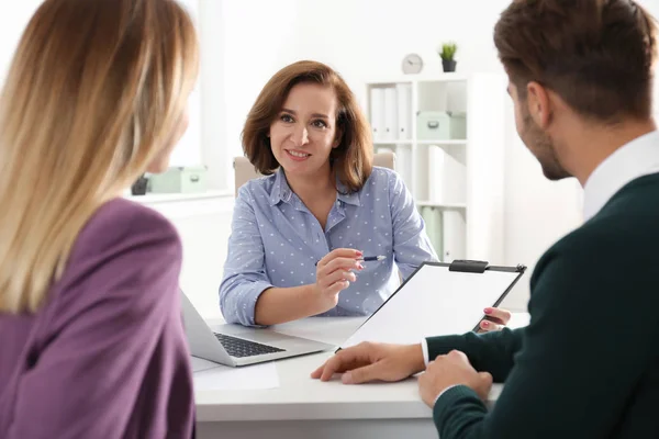 Real Estate Agent Consulting Young Couple Office — Stock Photo, Image