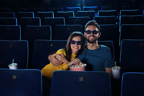 一对拿着爆米花在电影院看电影的年轻夫妇 — 图库照片