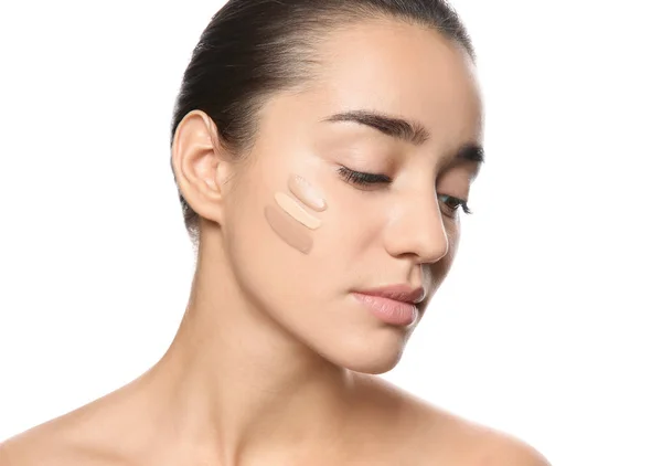 Ung Kvinna Med Olika Nyanser Skin Foundation Hennes Ansikte Mot — Stockfoto