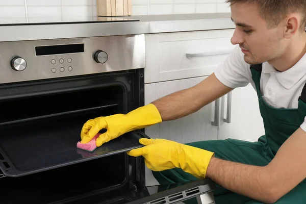 Mannelijke Conciërge Reiniging Oven Dienblad Met Spons Keuken — Stockfoto