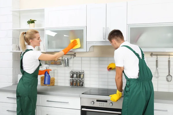 Mannelijke Conciërge Reiniging Oven Dienblad Met Spons Keuken — Stockfoto