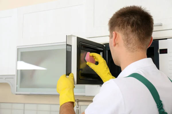 Homem Zelador Limpeza Forno Microondas Cozinha — Fotografia de Stock