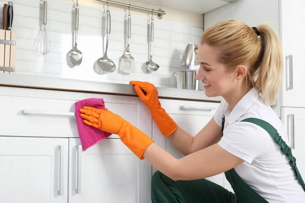 Vrouwelijke Conciërge Kabinet Met Doek Keuken Schoonmaken — Stockfoto