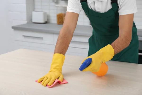 Masculino Zelador Limpeza Mesa Com Pano Cozinha Close — Fotografia de Stock