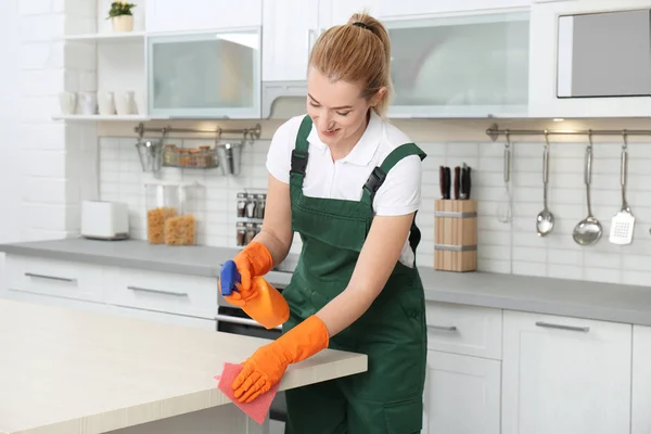 Vrouwelijke Conciërge Schoonmaaktafel Met Doek Keuken — Stockfoto