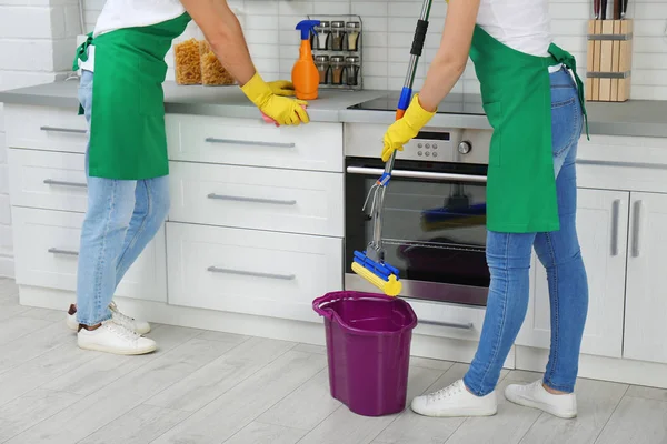 Αρσενικό Θυρωρών Που Καθαρίζουν Ταψί Σφουγγάρι Στην Κουζίνα — Φωτογραφία Αρχείου