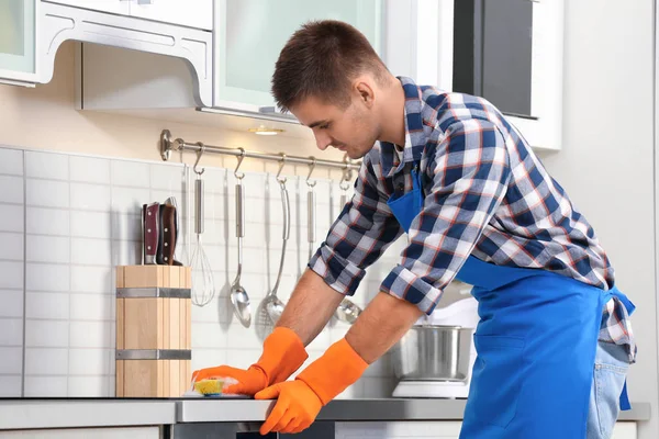 Homem Limpeza Cozinha Fogão Com Esponja Casa — Fotografia de Stock