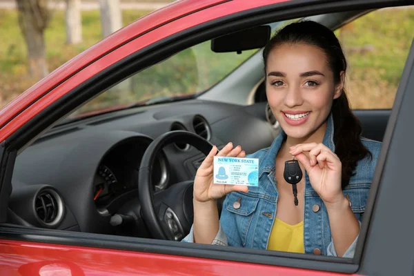 Mujer Feliz Mostrando Licencia Conducir Llave Coche Nuevo — Foto de Stock