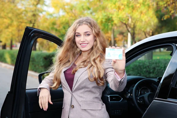 Mulher Feliz Segurando Carta Condução Perto Carro Aberto — Fotografia de Stock