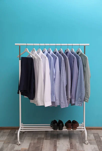 男性の服と靴の色の壁の近くのワードローブ ラック — ストック写真
