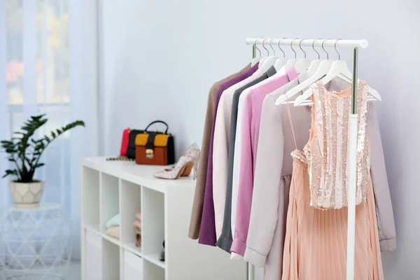 Bastidores Con Ropa Elegante Vestidor Interior — Foto de Stock