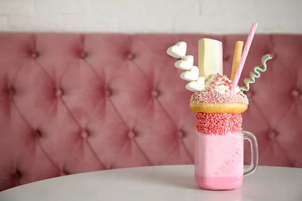 Välsmakande Milkshake Med Godis Mason Jar Bord Café Utrymme För — Stockfoto