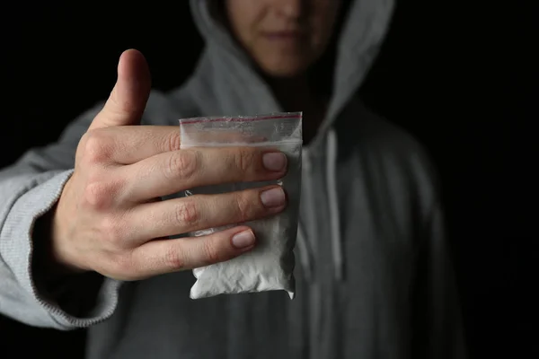 Traficante Droga Com Cocaína Fundo Escuro Perto Efeito Preto Branco — Fotografia de Stock