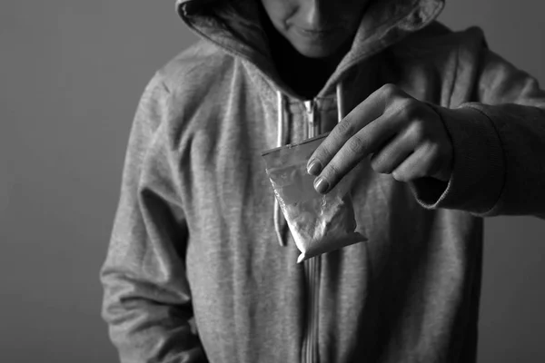 Drogendealer Mit Tasche Mit Kokain Auf Dunklem Hintergrund Nahaufnahme Schwarz — Stockfoto