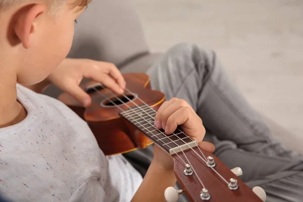 Retrato Niño Tocando Guitarra Sobre Fondo Color — Foto de Stock