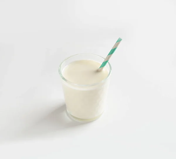 Glas Milch Auf Weißem Hintergrund Natürliche Nahrung Mit Hohem Eiweißgehalt — Stockfoto