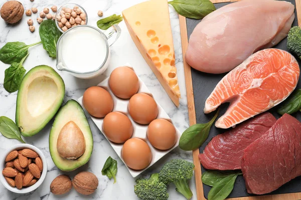 Natürliche Nahrungsmittel Mit Hohem Proteingehalt Auf Marmorhintergrund Ansicht Von Oben — Stockfoto