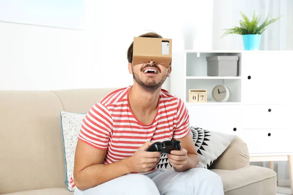 Jeune Homme Utilisant Casque Réalité Virtuelle Carton Maison — Photo