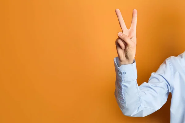 Mujer Joven Mostrando Gesto Victoria Sobre Fondo Color Espacio Para — Foto de Stock