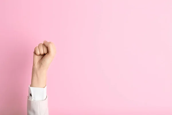 Mujer Joven Mostrando Puño Apretado Sobre Fondo Color Espacio Para — Foto de Stock