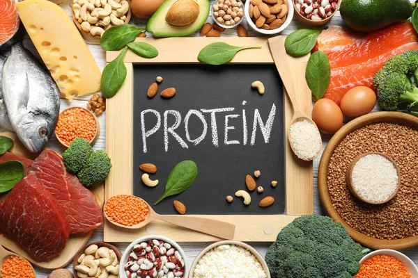 Chalkboard Com Palavra Escrita Proteína Entre Alimentos Naturais Vista Superior — Fotografia de Stock