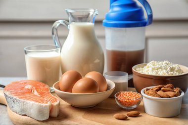 Farklı doğal gıda masada. Yüksek protein diyeti