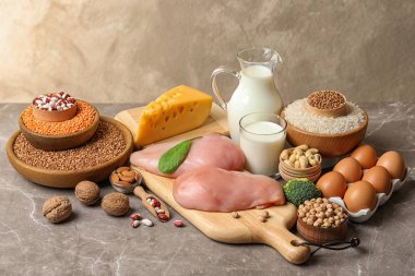 Farklı doğal gıda masada. Yüksek protein diyeti