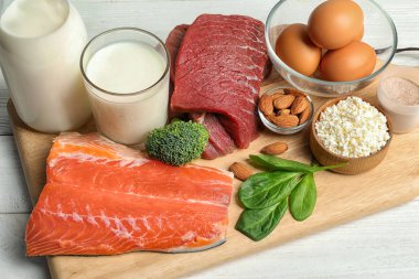 Farklı doğal gıda masada. Yüksek protein diyeti