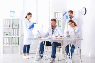 Laboratuvarda çalışan bilim adamları. Araştırma ve analiz