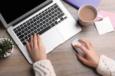 Dizüstü bilgisayar, Ofis masaları, üstten görünüm ile bilgisayar fare kullanan kadın
