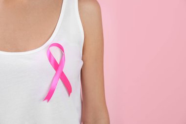Renk arka plan üzerinde pembe kurdele, closeup metin için yer ile olan kadın. Meme kanseri bilinçlendirme