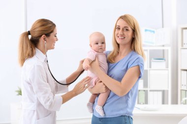 Onu bebek ziyaret çocuk Doktor hastanede kadınla